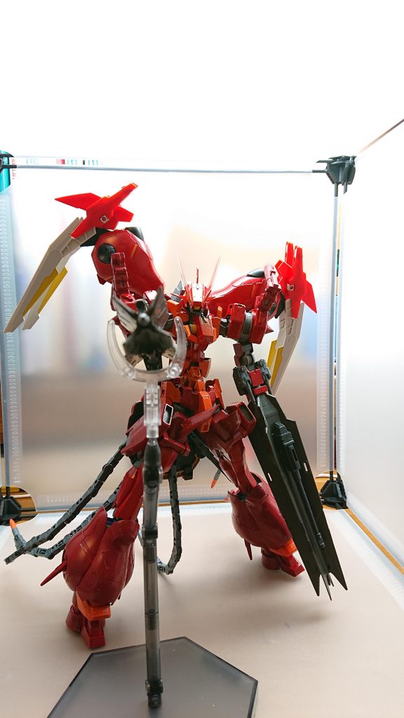 接近する敵機体にメイスアームズで叩きのめし粉砕するそして機体の動きを封じてパイルバンカーでパイロットごと機体を貫通させる