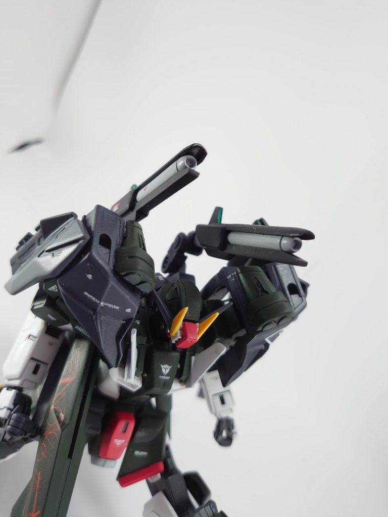 GNショルダーキャノン原型機にあった補助センサー、GNピストルⅡを廃止し、新たに火力アップの為に装備