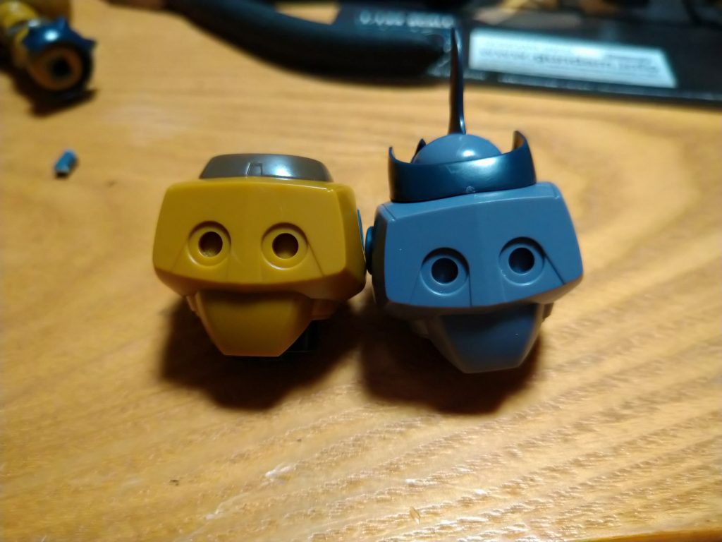 デスアーミーとの接続は元々あいてた穴をジョイントパーツでくっつけただけなので、取り外しもできます。