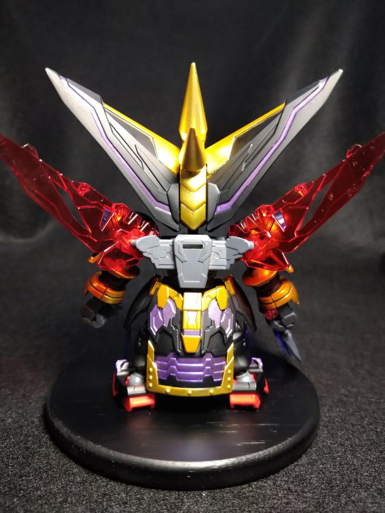 バックショット。後頭部とリアスカートは単色のパーツなので塗り分けが大変。。。