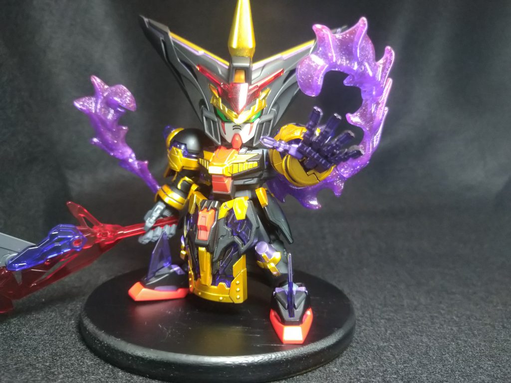 原作には出てきてませんが、ダークネスフィンガーは必須！ただ、HGFCマスターガンダムが手に入らなかったので平手パーツをメタリック塗装。 ウイングを外したら背中が寂しかったので、ディナイアルガンダムのエフェクトパーツでそれっぽく。ご覧いただき、ありがとうございました！