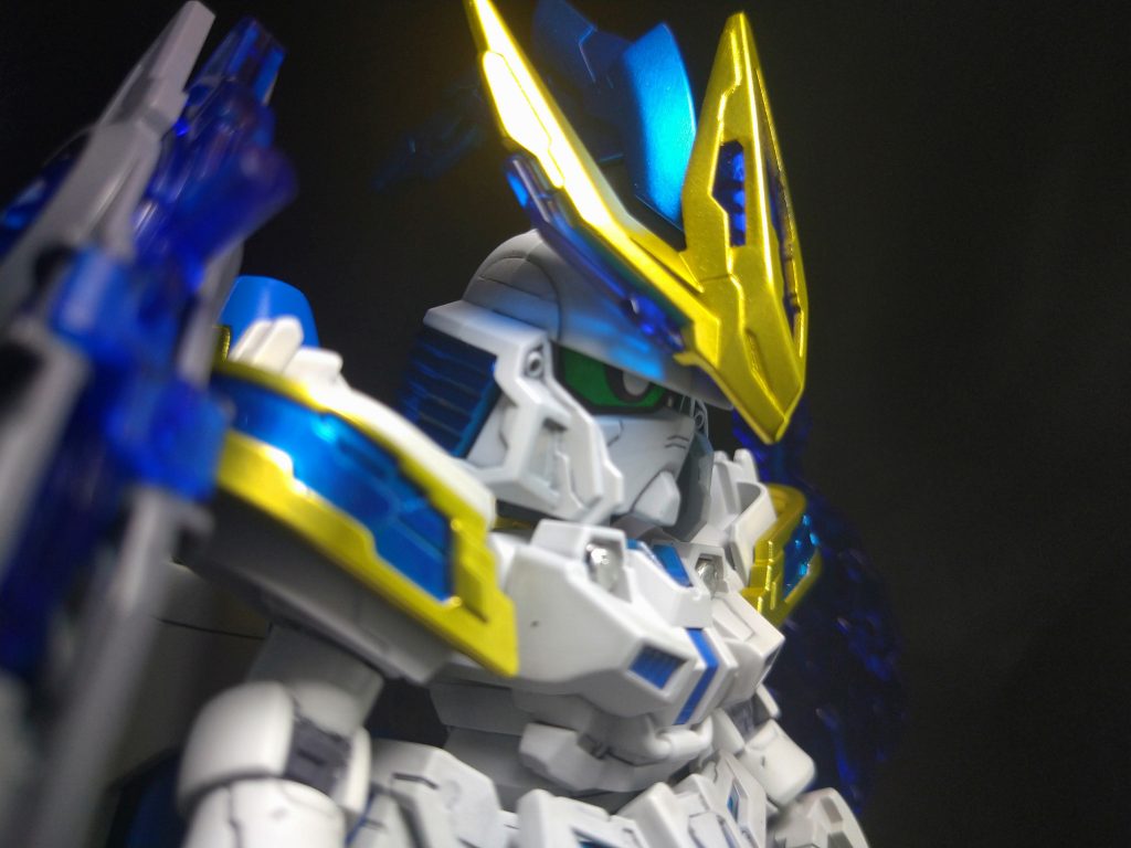 マスクを外すと下はガンダム顔。