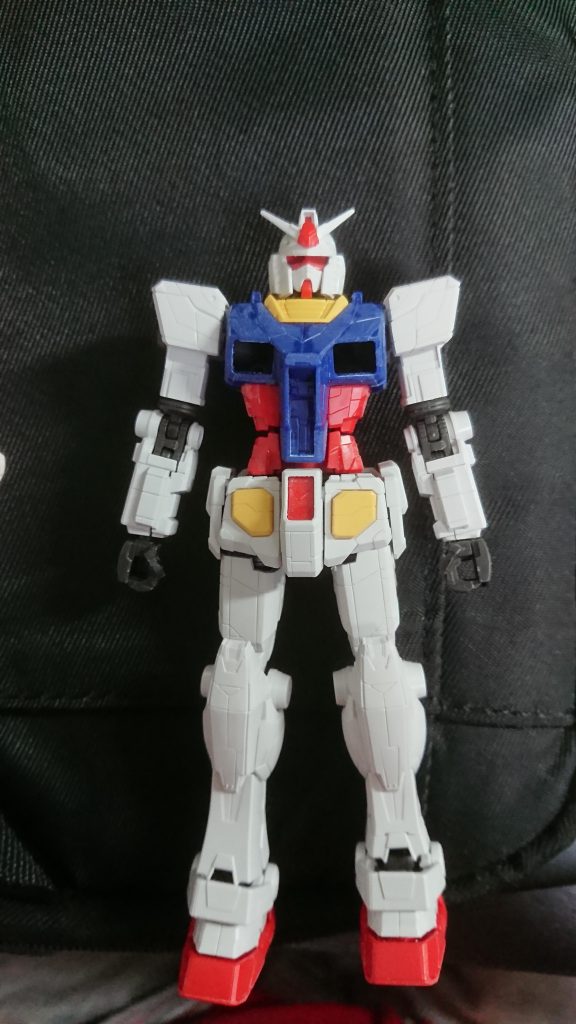 製作途中の写真です。左半身が改修後。脚を短くし、腕の付け根をぎりぎりまで寄せると横浜の実機に近くなります。その分肩の減速機カバーは厚さを1.2㎜増やしています。