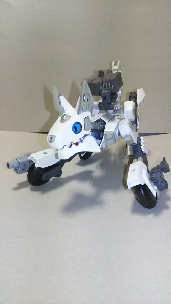 四肢はマシンライダーを頭部はディフォルメ恐竜骨格の食玩をベースにパテとジャンクパーツで作成してあります。