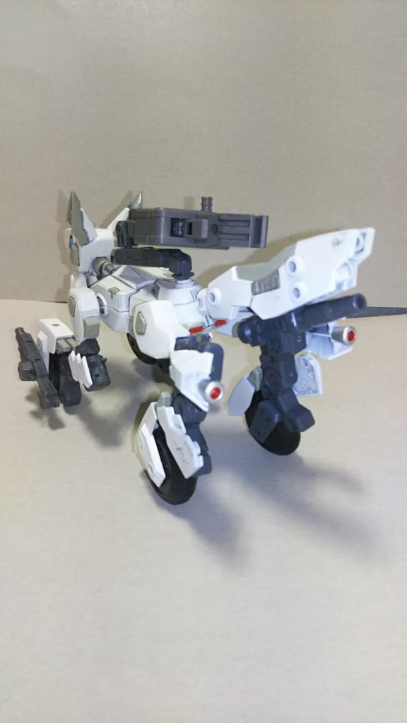 背面になります。尻尾はマシンライダーのパーツを使用しております。