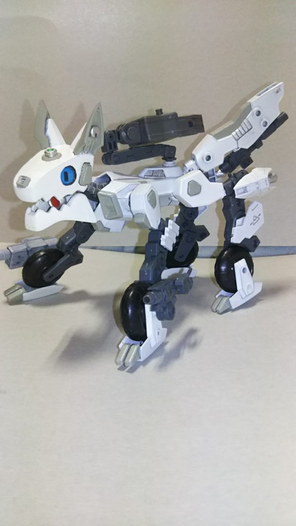 四脚モード車輛形態では走破できない地形では四肢を使用して移動します。 