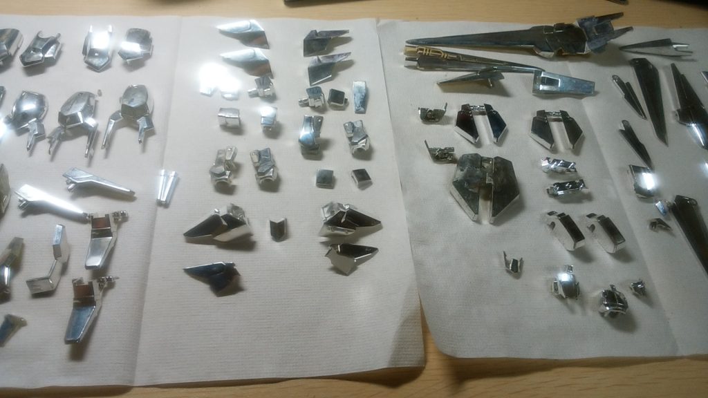 メッキの上のクリアーイエローを落とした(剥がした?)状態。