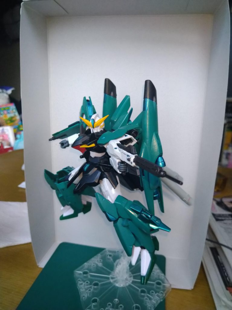 第3段階です、両肩にダイバーエースの膝パーツ＋バーニアノズルを接着、脚部にジムⅢビームマスターとシュバルツリッターの余剰パーツを接着しました腰部はテルティウムに戻して内部にジェガンの余剰シールドとバーニアノズルを接着