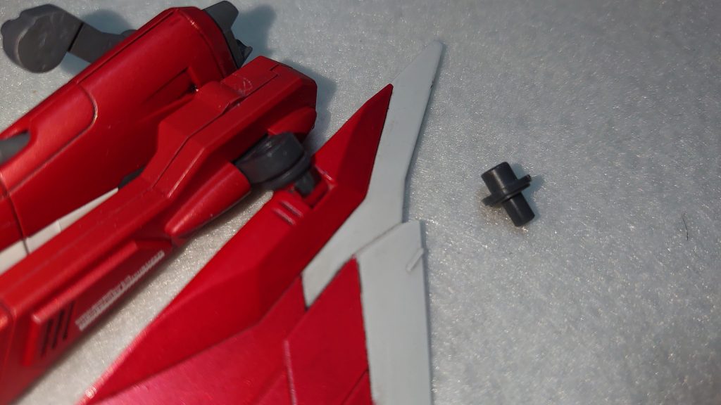 羽を接続する際、M.S.Gの「ベクタードスラスターA」に入っている接続パーツを使ってますこれがかなり便利なパーツで、太い方が4ミリ、細い方が3ミリになっていて4ミリと3ミリを繋ぐ架け橋になってくれます