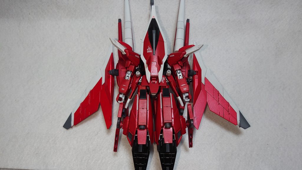 下から 変形はZガンダムとセイバーの変形を足して2で割った様な変形方法です特にロック機構は無いですが、安定はしています