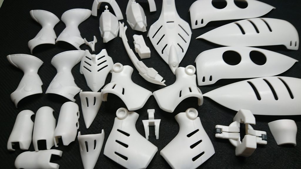 スポンジヤスリと耐水ペーパーで表面処理。