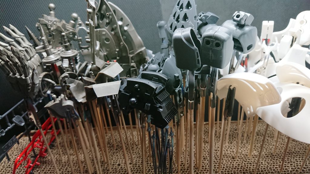 サフ吹きの準備に持ち手を着けてます。