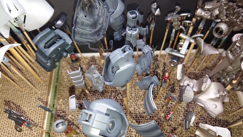 エアブラシでサフと基本色を塗装。