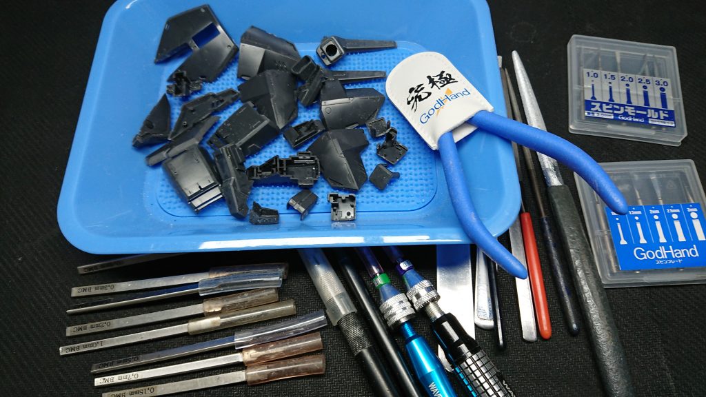 モールドの彫り直し。鉄製の工具が錆びるのがイヤで水研ぎは後にしてます。