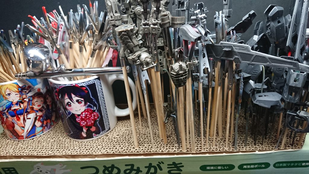 塗装準備に持ち手を着けてます。