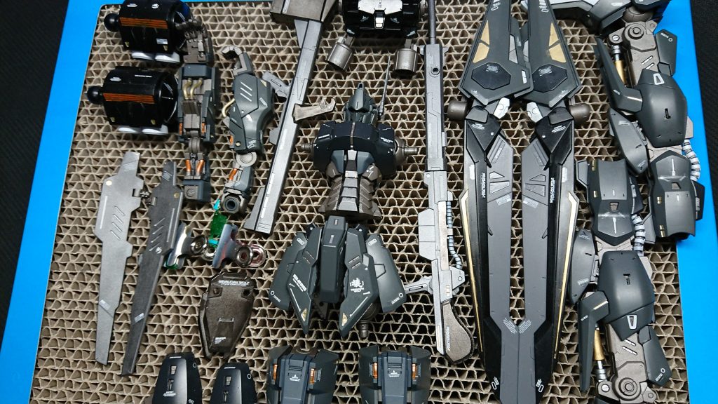 デカールを貼り付けて乾燥中。