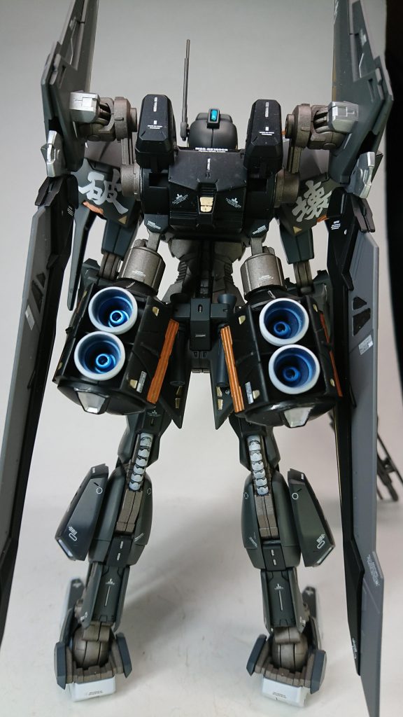 背面。いつも通りデカールを沢山貼り付けてます。