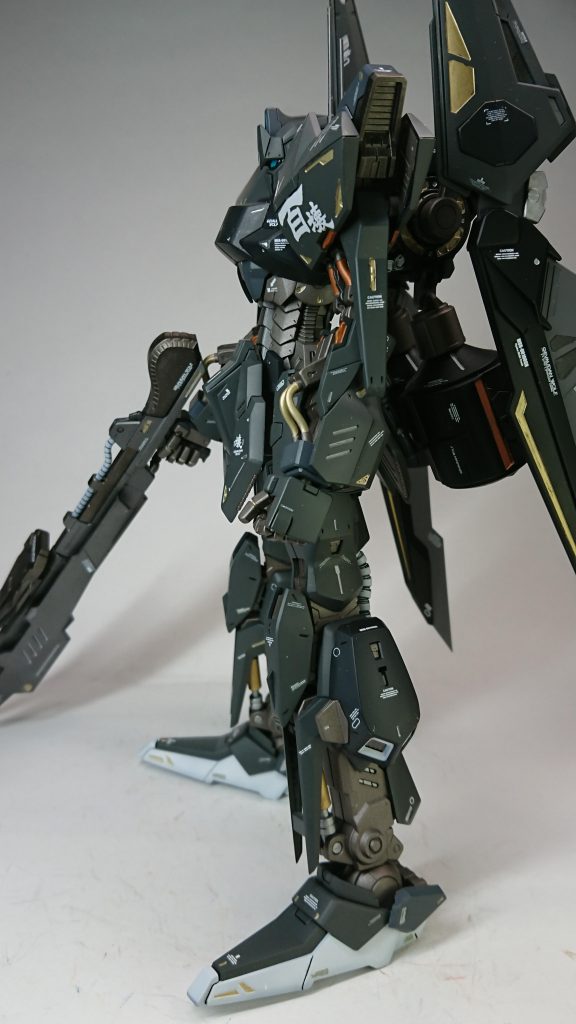 側面から。ゴールド シルバー ブラウンの三色のエナメル塗料で細部を塗り分けてます。