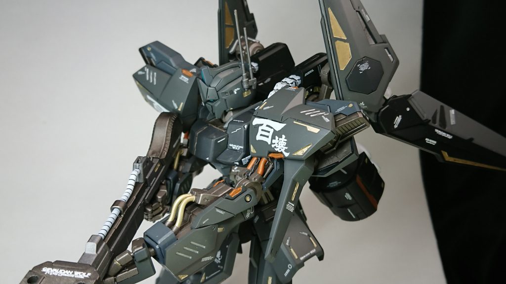 ビームライフルは重いので両手で構えてます。