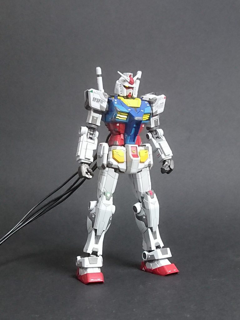 ご覧の通りマスキング地獄のキットでしたが、根気よく全塗装しています。グレー部分はメタリック、また握りこぶしをビルドハンズ角を加工して用意しました。実物感を出すために、エッジなどの表面処理にも力を入れています。また、より横浜の1/1に近づけるために、スネを5ミリほど短縮し、腕もより肩の内側から生えるように位置を調整しています(後述)。