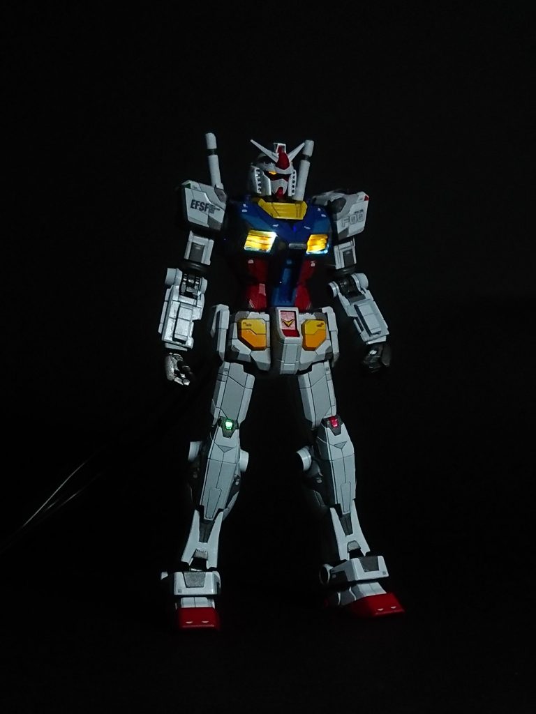 なお、超合金よろしく胸も光ります。胸はキットのままでは開口されていないので、フィンをプラバンで作り直しました。