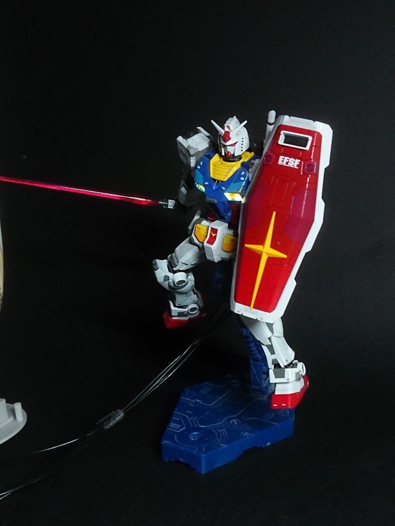 デカールはそれっぽいものをRG用の水転写式ガンダムデカールから、実機を参考に適当に間引いて貼っています。