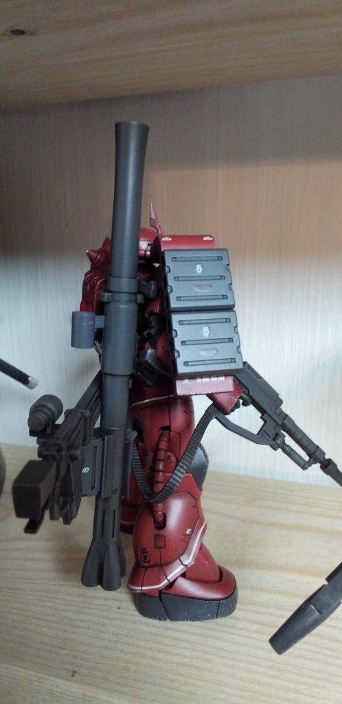 武器は軍艦色に黒を少量混ぜて塗装しました。腰に付けるマシンガンのマガジン部分も同じ色で塗装しました。対艦ライフルのストック部分にプラ板を貼り付けて箱型にしています。