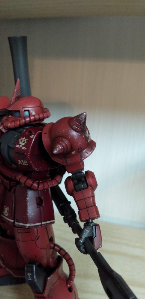 ショルダースパイクの目消し、汚し、チッピング、この部分だけ錆も付けました。とりあえず、やってみたかっただけなのでなんとなくの程度です。