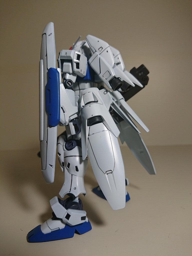 黒サフからの全塗装です。スミいれはゴテゴテさせたくなかったので、ガンダムマーカースミいれ(筆水性)で軽めに。