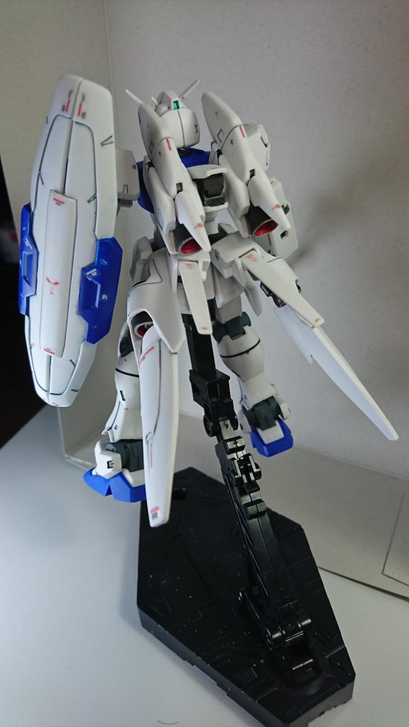 リアショット。HGの初期モデルなので合わせ目がたくさん有りました。合わせ目消しも行いましたが消えたり残ったりでまだまだですね。