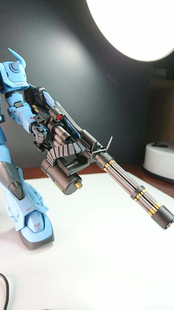 シールドガトリング部のアップです。砲身部をシルバーとゴールドでタッチアップしました。どちらも隠蔽力が強く使いやすいカラーです。