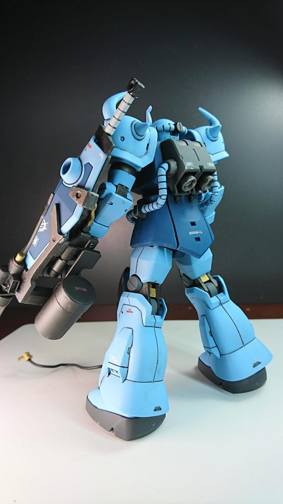 バックショットです。デカールは節約の為少なめです。ジオン系のかっこよさが凝縮しているキットでした。