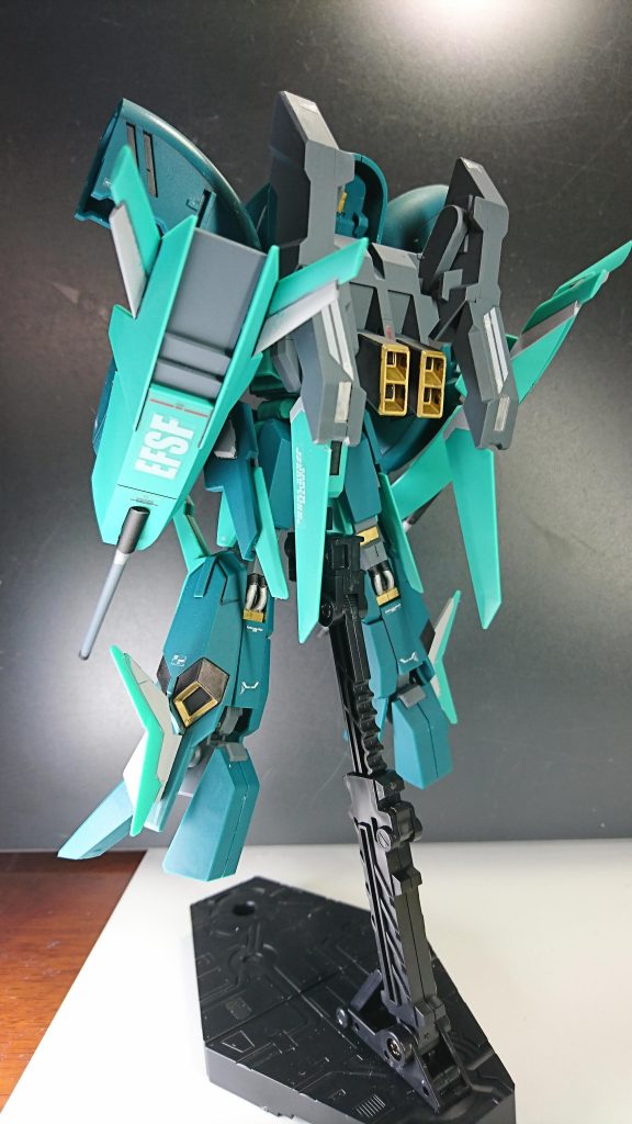 苦手な四角バーニア内部の塗り分けもゴールド塗装後に油性マーカーを利用していつもよりましになりました。シールドや各部羽部分の塗り分けに初めてマスキングを利用してサーフェイサー(グレー)にて塗装しました。関節部分はいつものガンダムマーカーのゴールドとシルバーにて塗装してます。