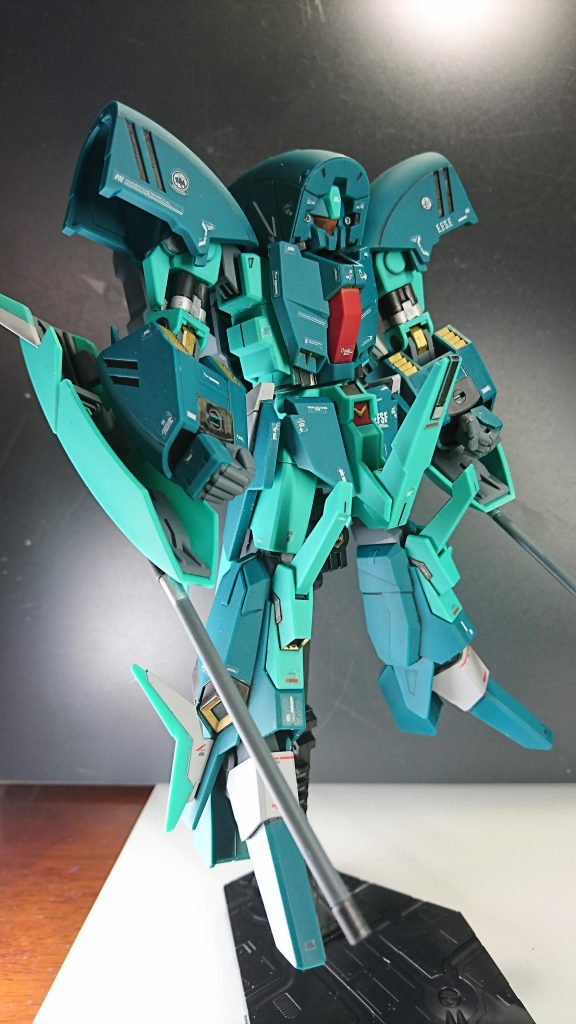 私の中では新しいキットになり、非常に組みやすく目立つ合わせ目も肩部ぐらいでガンプラの進化を感じさせられましたが私の力量では完成しすぎて手を入れれる箇所が無かったです。