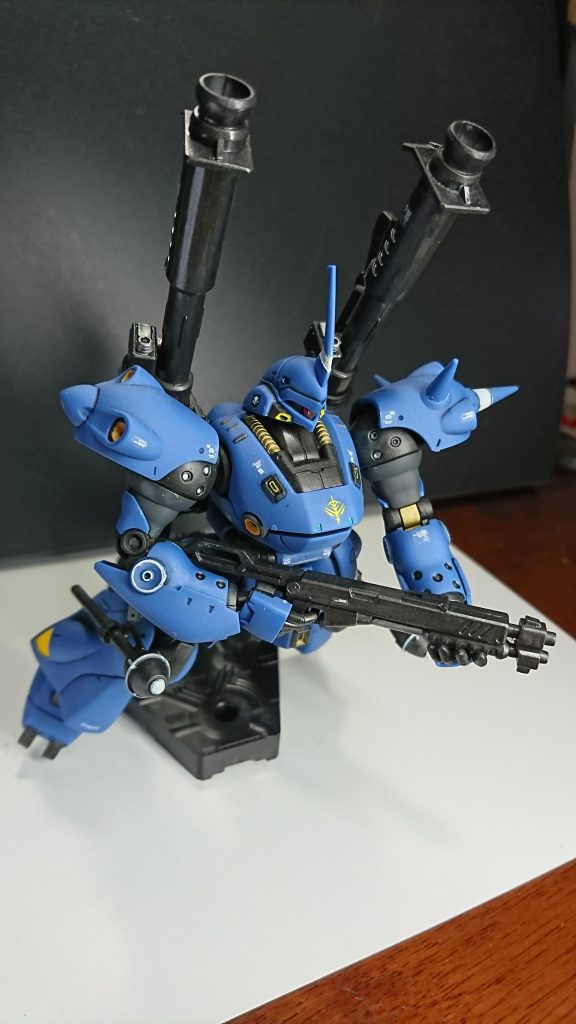 強襲ポーズにて撮影。モノアイを初めてビームサーベル輪切りにして突っ込んだのもこのキットからです。