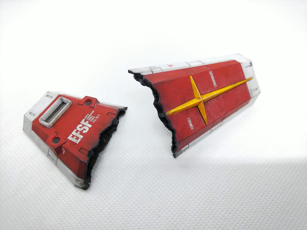 哀 戦士のポスター風のポーズを再現するための割れたシールド。MGガンダムVer.1のものを加工。