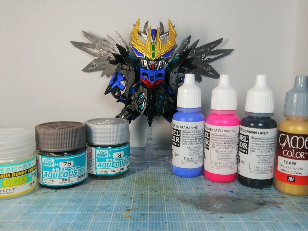 塗装は新水性ホビーカラーとファレホを併用(一部にガンマカも使用)それぞれを下地にしてからの筆による上塗りでも浸食が無かったのでマスキングレスで細かい塗り分けが可能でした。ファレホは今回初めてエアブラシで吹いてみましたが使い勝手も悪く無く、個人的にかなり好みの色合いが表現できましたね。新作アニメも放送されて、良キット盛り沢山のSDガンダム界隈ヒーローズの今後の展開も楽しみです!!最後まで閲覧ありがとうございました。