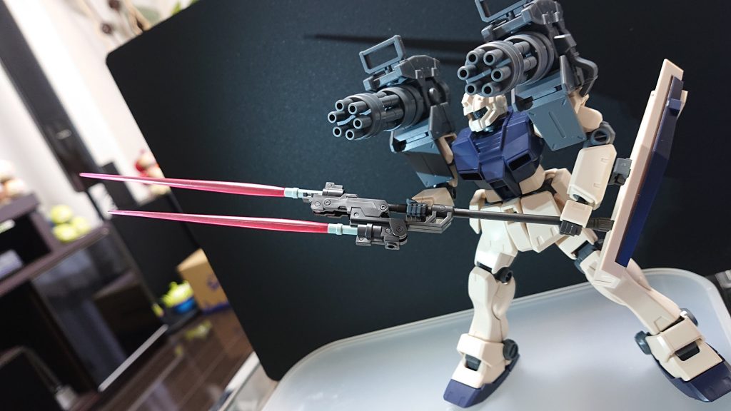 仮組み状態で全体チェック。なかなか武装てんこ盛りでゴツい仕上がりになるなーと確信しました。