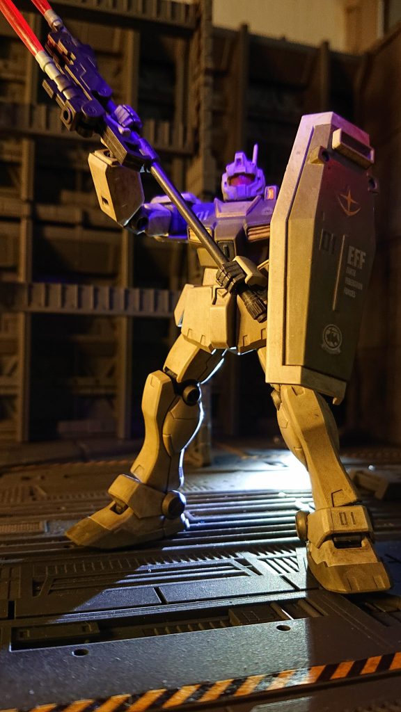 夜のトリントン基地内のイメージです。ツインビームスピアはユニコーン劇中シーンで別のジムが使ってましたが、なんとなくイメージに合うかなと思って装備させました。ジムストライカーからの借り物です😊