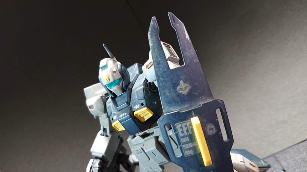 シールドを構えて。ウェザリングで使用感を増してみました。