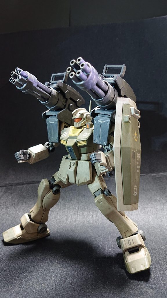 ジムⅢのイメージから膨らませて両肩にジャイアントガトリングをカスタマイズしたものを装着してみました。なお、マグネットを埋め込んであるので着脱可能です。