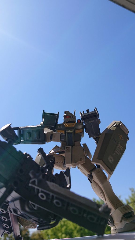 天気の良い日に屋外でパチリ🤳☀️両肩のガトリングを外し、残った部分を追加装甲に見立て、大型のリボルビングバスターキャノン(足元で全体写ってませんが💦)をブッ放している所を切り取ってみました💣️💥