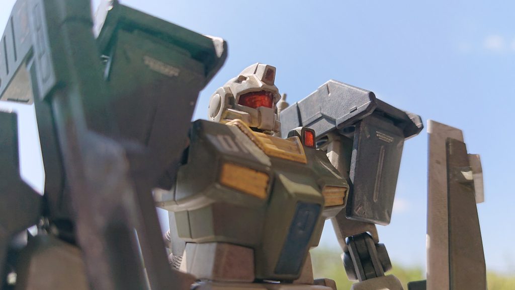 バストアップです。両肩は追加装甲だけの方がシルエット的にジムⅢっぽいですね。左肩のセンサー部分だけでなく、コクピット部分もジムⅢの形状によせてプラ板で加工しています☺️(なんちゃって改造なのでバックパックとか腰回りとかは手を加えてません。。😅)