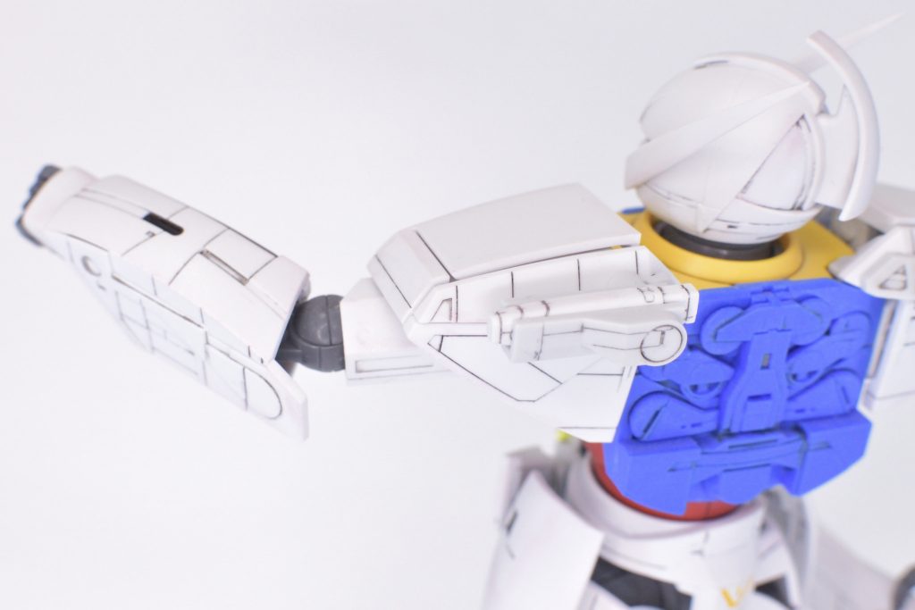 スミ入れってこんな大変だっけー...めっちゃヨレヨレで情けないです(笑)。曲線主体のイメージが強いものの、パキッとした直線もかなり混じっていて作りながらデザインを堪能していました。背面のパネルラインはSFらしさがありますよね。