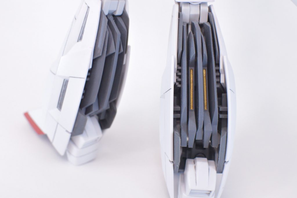 数少ない加工箇所、スラスターベーンのエッジを薄く削ってあります。