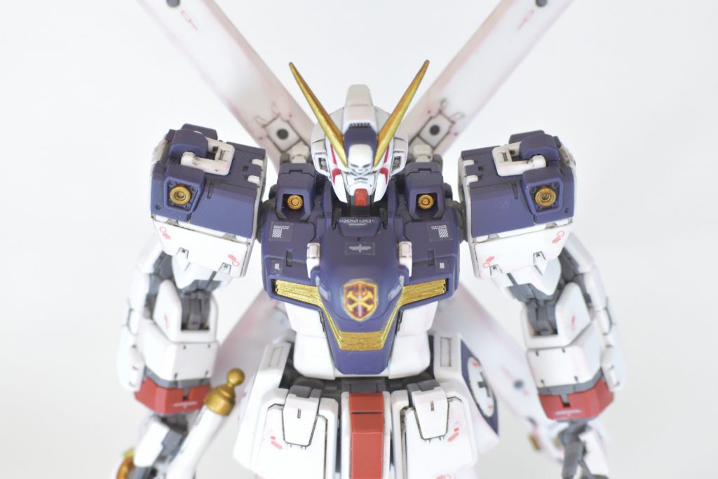 クロスボーンならゴールドも似合いますよね。あとは頭部の赤ラインと髑髏も筆塗りしてあります。