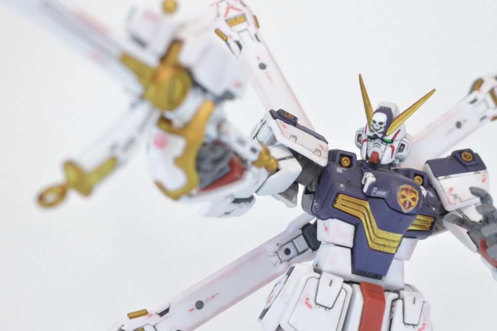 パステルは濃いめのパープル系を使ったのですが、照明当てるとピンクっぽくなっちゃいますね(笑)ツインアイは黒を塗って目の部分だけシールの定番方式です。