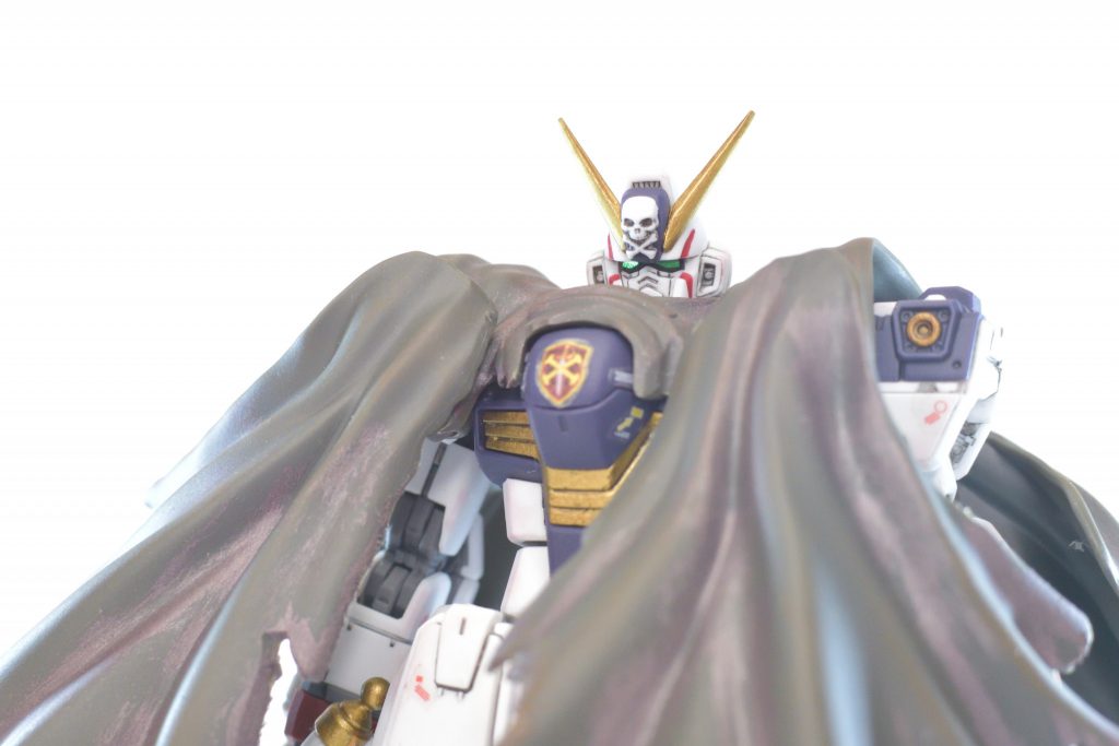 マントも筆とパステルで適当にわっしゃわっしゃとめちゃ粗いですが実物は小さくてよくわかんないからいーんです！