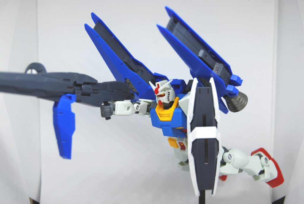 だが試案を提出した会議の場では、「一番装甲が硬い機体を後ろに回すとかウケるw」「ミノフスキー粒子の中で遠距離狙撃とかマジ無理っしょw」「ぶっちゃけGアーマーの方がマスコミ受けするんじゃね?w」「それなwww」と散々な評価であり、文字通り机上の空論として葬られたのであった……。だが一年戦争当時は突飛とも思われたそのアイデアは、後に「スーパーガンダム」ことmk-IIディフェンサーに応用されることとなる――