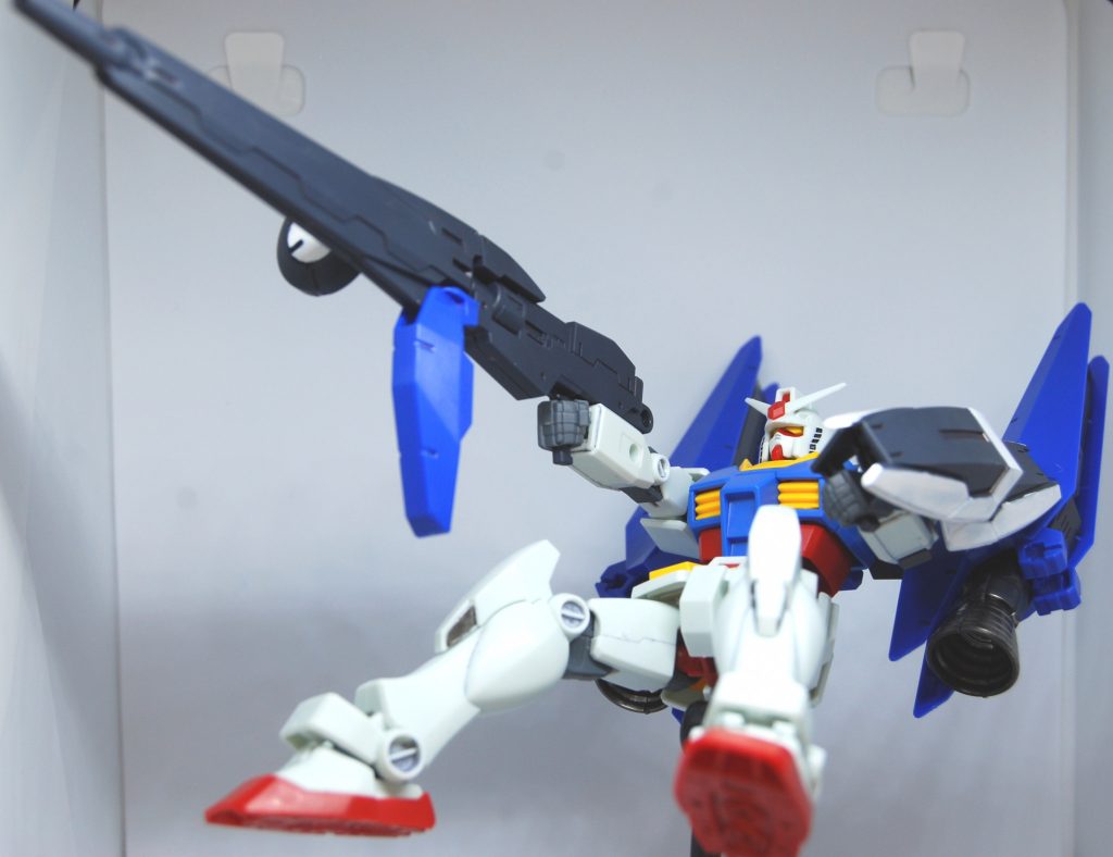 ということで、いつまでもお店で売れ残ってて可愛そうだった「テルティウムアームズ」を確保してきたので、エントリーグレードのガンダムに着けてみました。 思ったより様になっていて、武器も盾もないライトパッケージ版には丁度いい具合ですね。